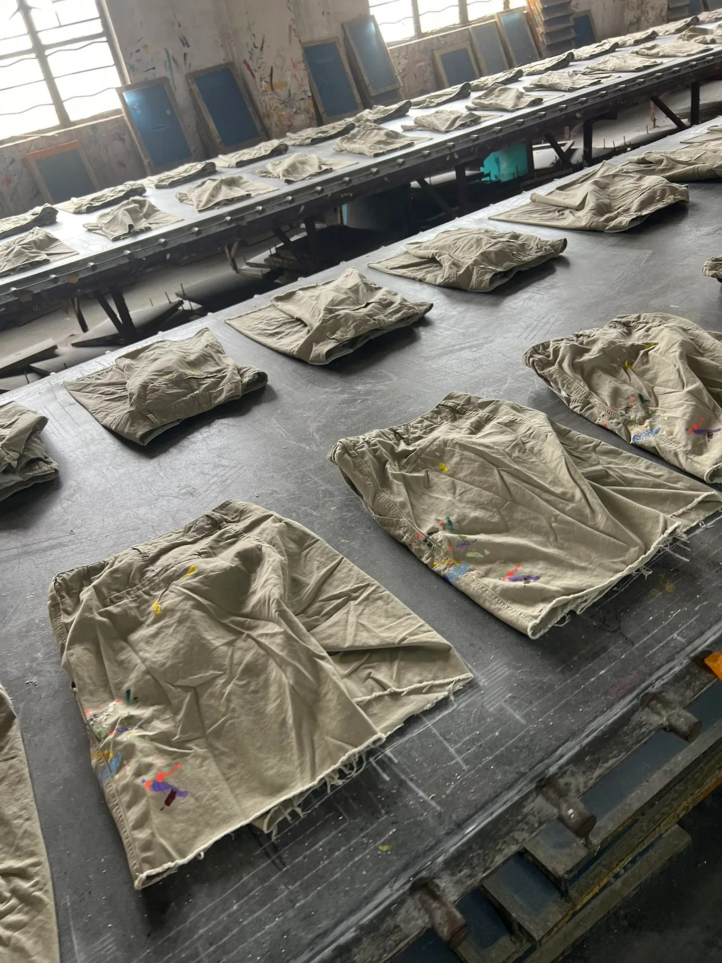 Handmade graffiti GALLERY DEPT. RICKY SHORT/KHAKI Splashed ink knife cut khaki work shorts Khaki color 30-32-34-36 code Re-adjusted version Re-washed to make old VINTAGE Handmade acrylic splashed ink graffiti Genuine cowhide steel stamped LOGO leather tag Original version with LOGO buttons